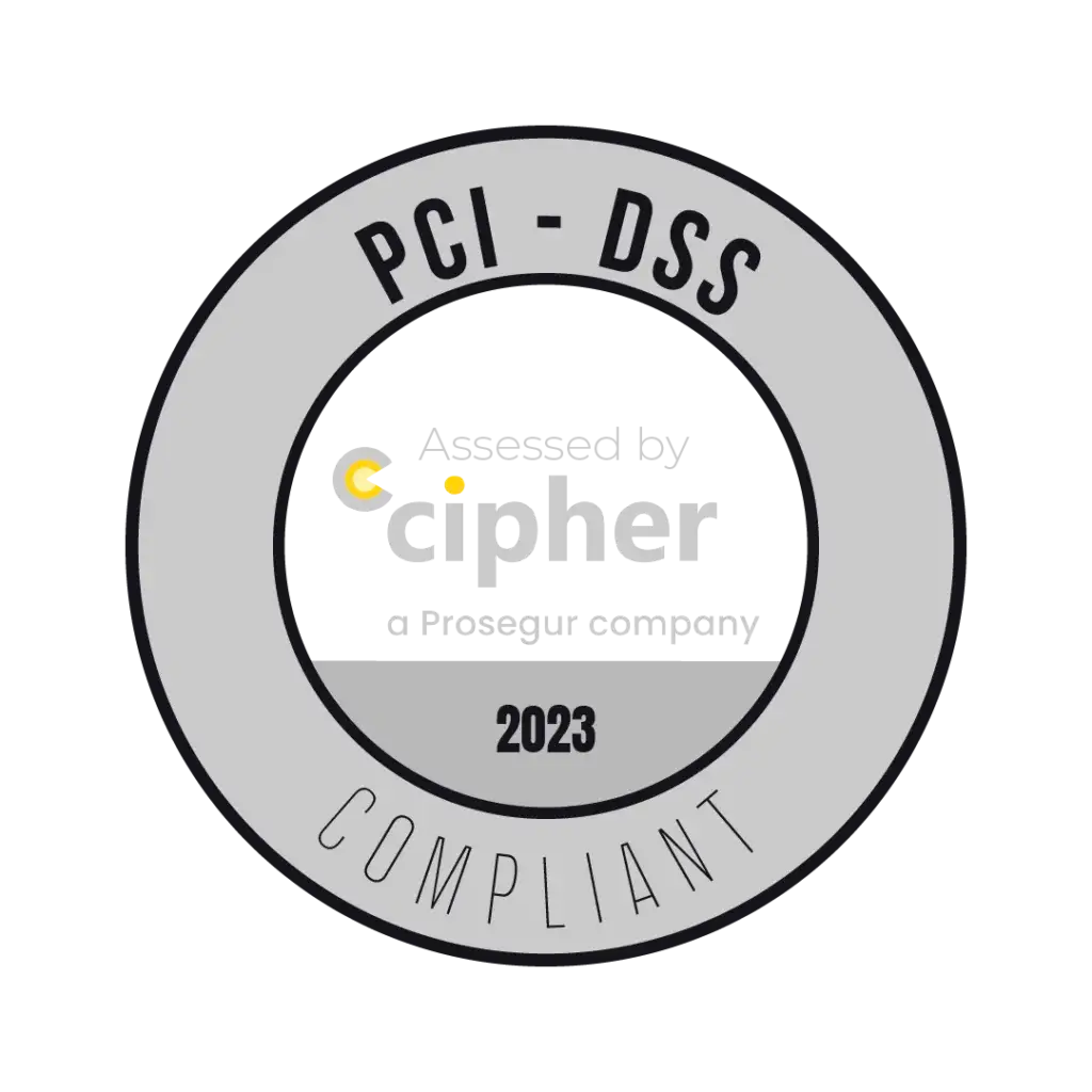 Imagem cinza claro da certificação PCI - DSS. O formato é circular, com “PCI - DSS” na parte superior, “Assessed by Cipher - a Prossegur company”, 2023” no meio e ‘Compliant’ na parte inferior.