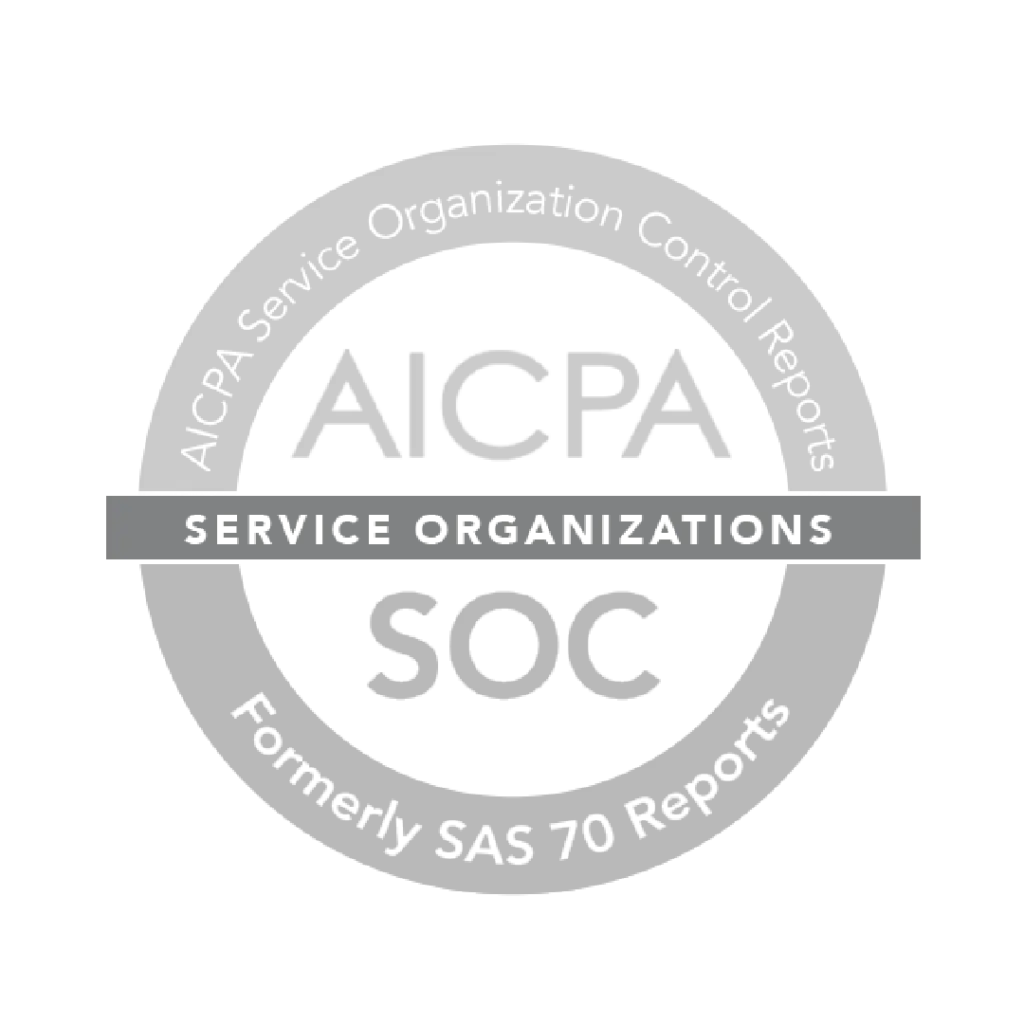 Imagem a cinza claro da certificação SOC do AICPA em formato circular, com a frase “Service Organization Control Reports” (Relatórios de controlo da organização de serviços) na parte superior, “Service Organizations” (Organizações de serviços) no meio e “Formerly SAS 70 Reports” (Antigos relatórios SAS 70) abaixo.